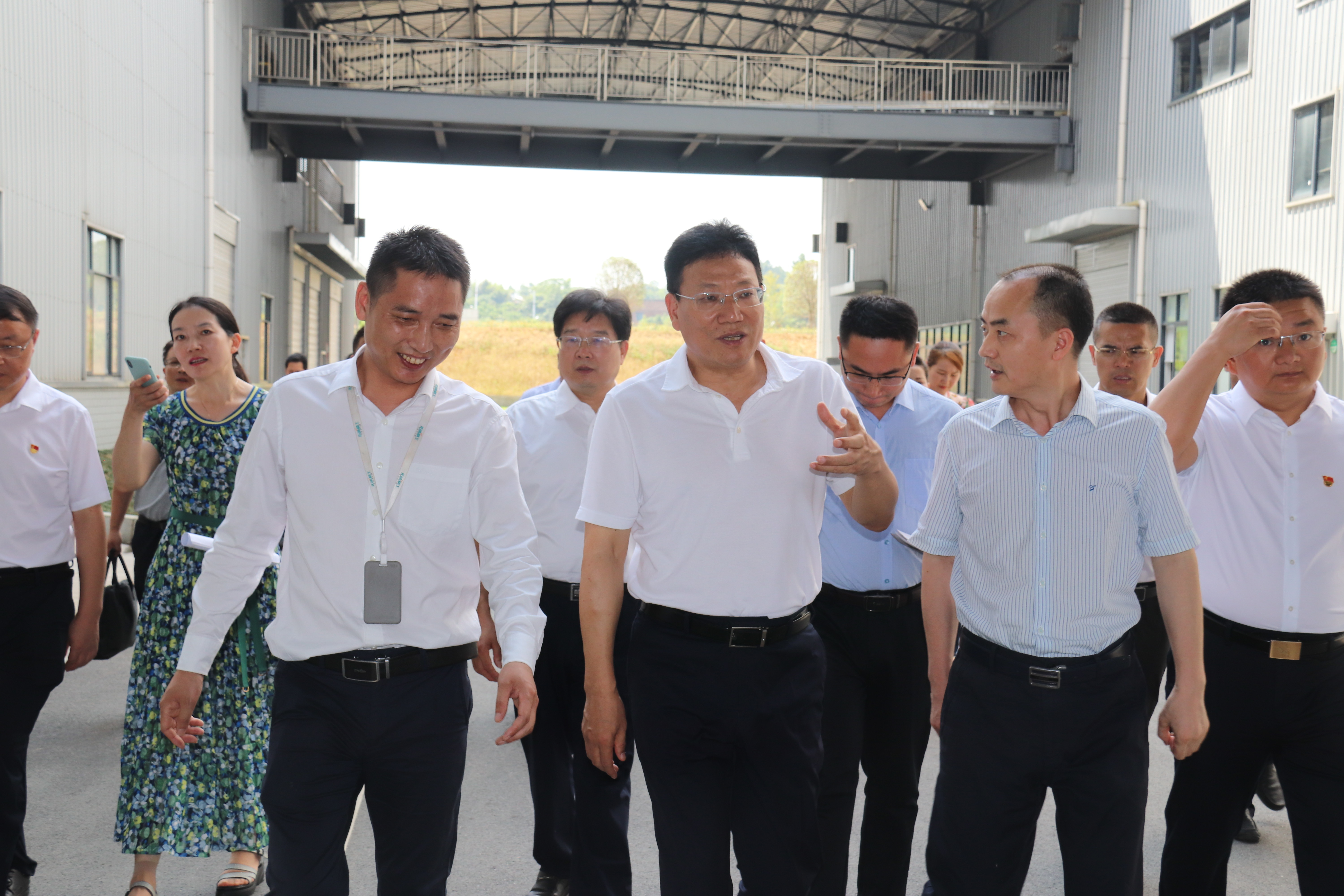 中共邵陽(yáng)市委委員、常委、副書(shū)記華學(xué)健等來(lái)我公司進(jìn)行了參觀調(diào)研