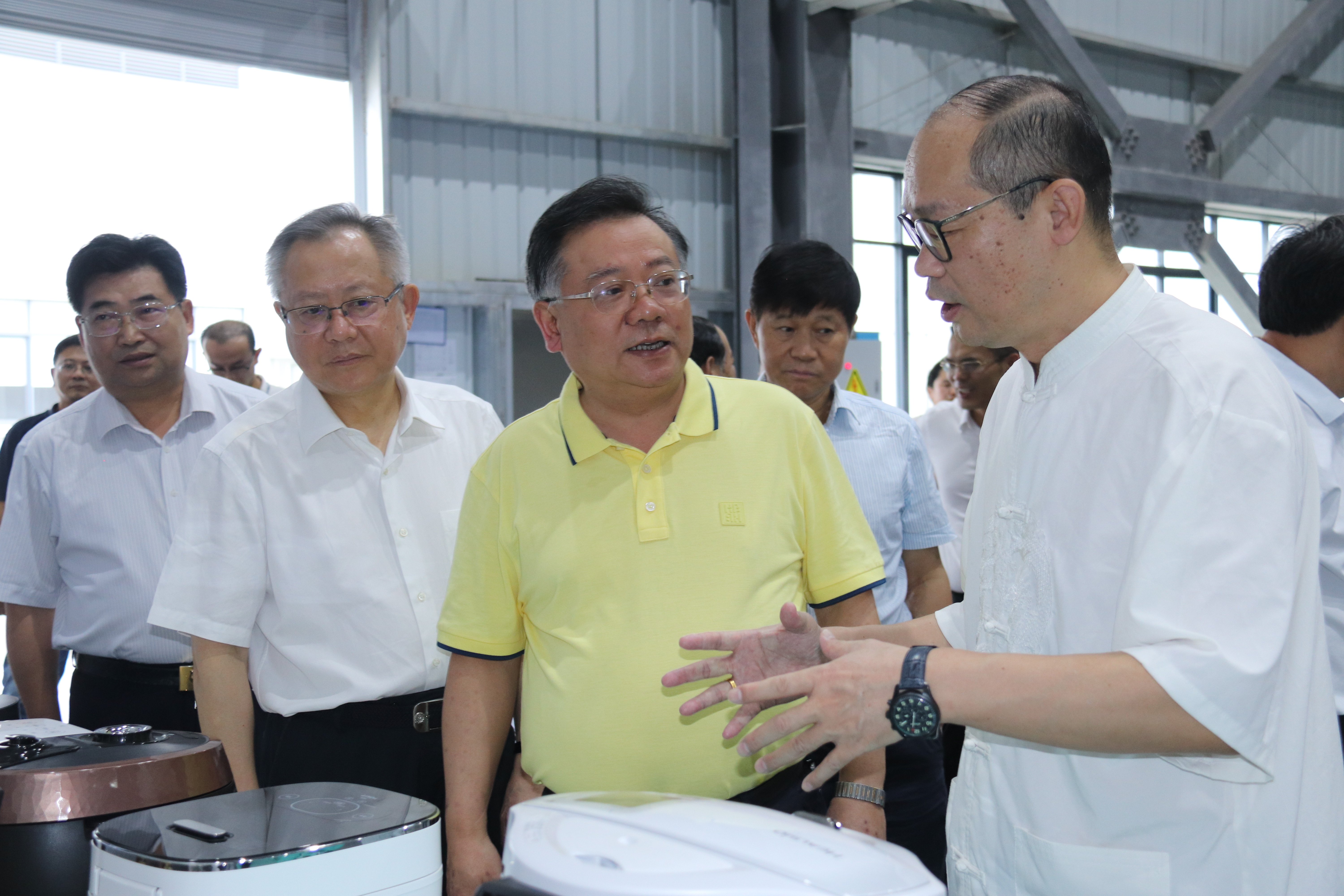湖南省政協(xié)黨組成員、副主席易鵬飛等省政協(xié)赴邵陽經(jīng)開區(qū)拓浦精工產(chǎn)業(yè)項(xiàng)目調(diào)研團(tuán)一行